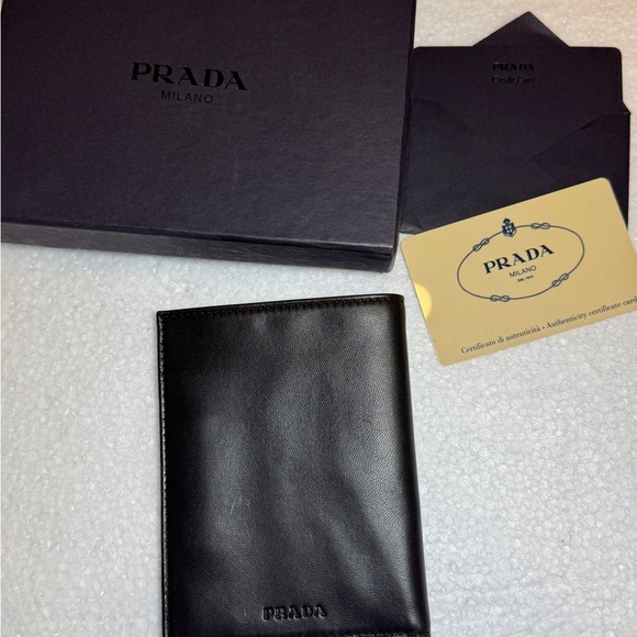 Prada Elegant Leather Card Holder wallet - Picture 9 of 13